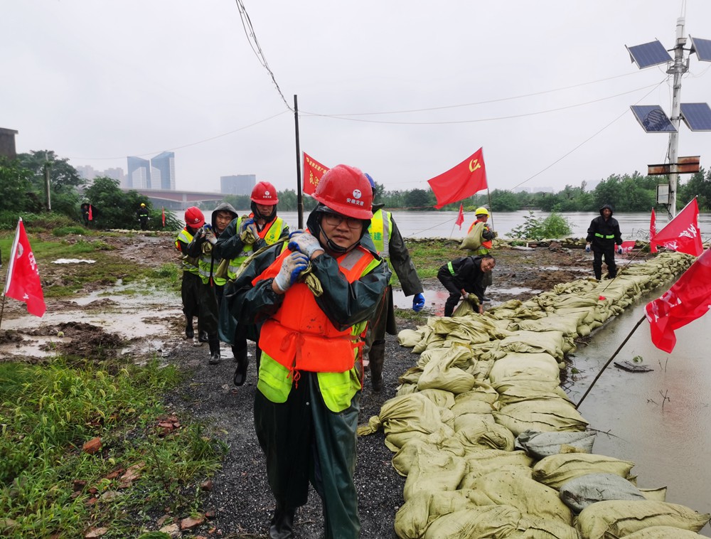 安徽交建协助岳阳市沉点局在巢湖路南淝河段沙袋筑坝抗洪防汛2.jpg